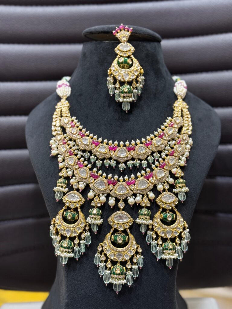ON NECK PICTURE OF THE DIAMOND POLKI SET 